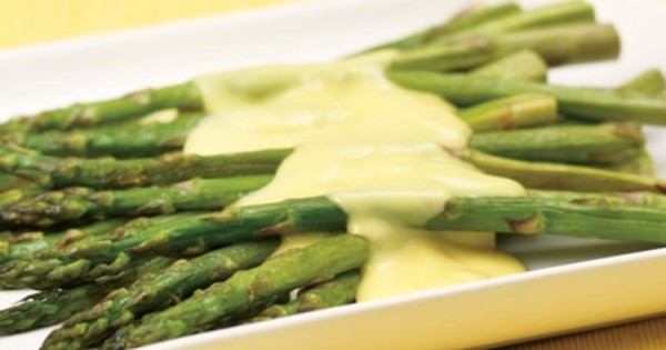ROASTED ASPARAGUS WITH HOLLANDAISE SAUCE