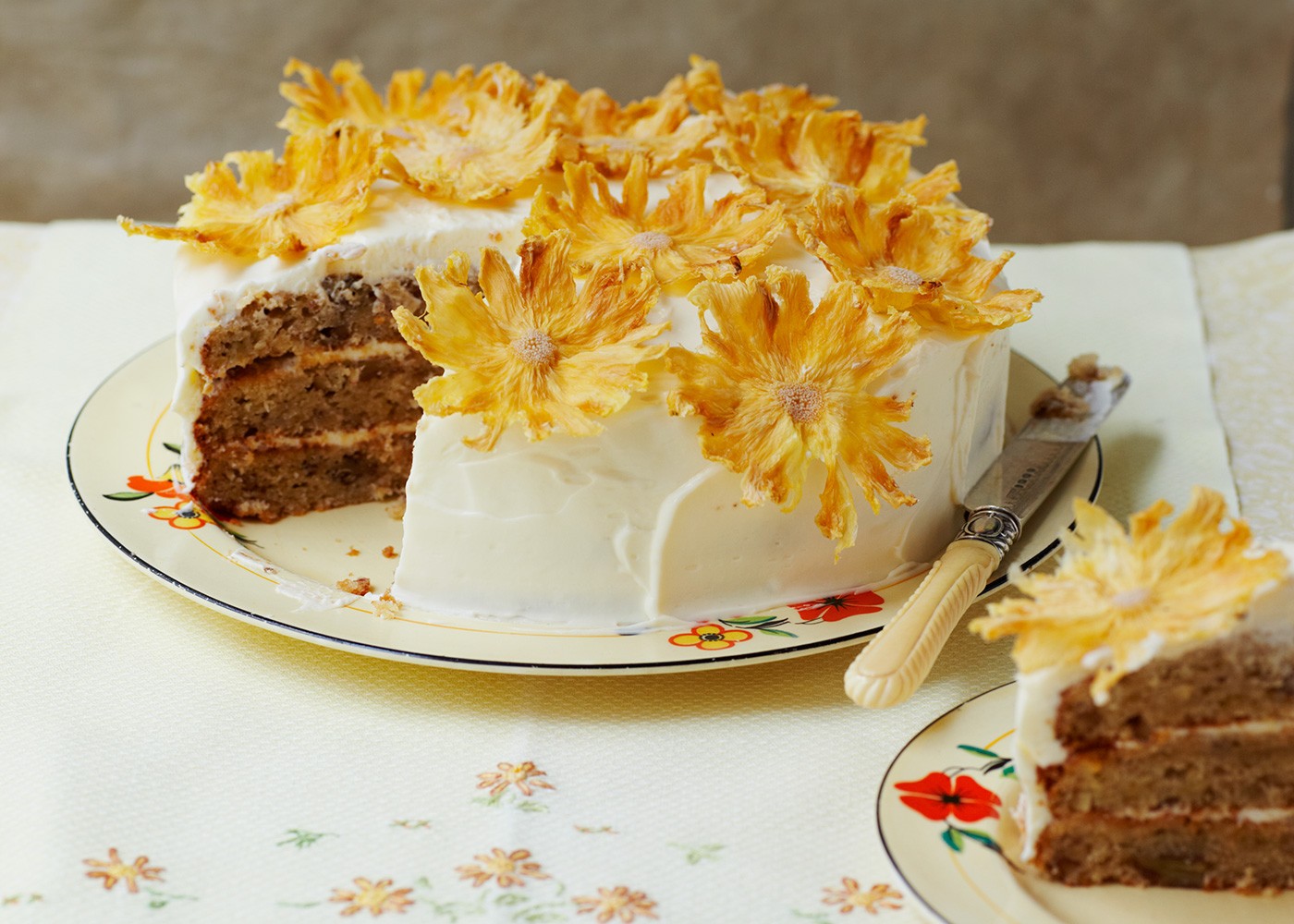 https://www.flyers-on-line.com/data/recipes/312/hummingbird-cake-topped-with-pineapple-flowers.jpg