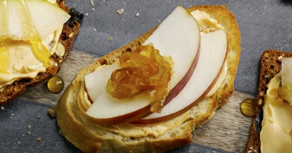 Caramelized Onion, Apple and Creamy Cheddar Crostini