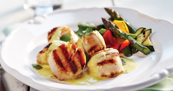 Grilled Scallops with Curry Coconut Sauce