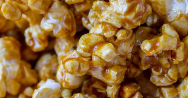 10 Minute Caramel Popcorn in the Microwave