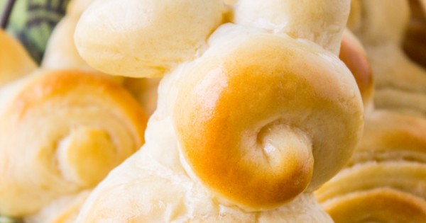 Easter Bunny Dinner Rolls (Lion House Rolls)