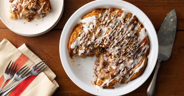 Cinnamon Roll Dutch Apple Pie