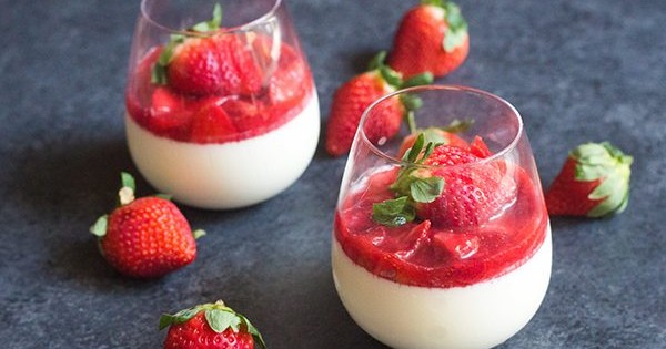 Vanilla Panna Cotta with Strawberry Sauce