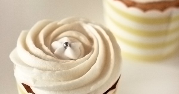 Vanilla Cupcakes with Vanilla Buttercream Icing