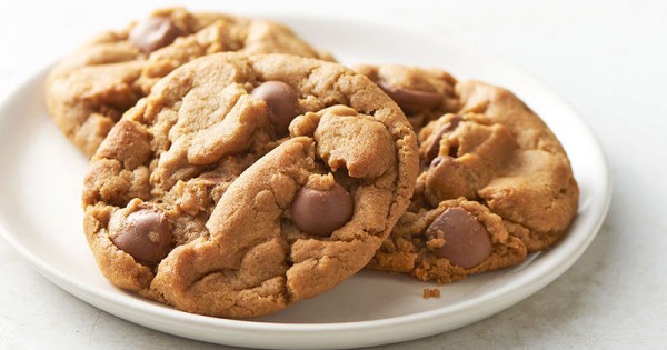 5-Ingredient Peanut Butter Chocolate Chip Cookies