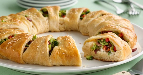 Holiday Appetizer Wreath