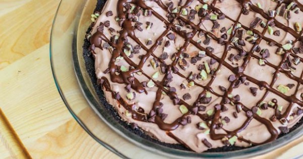 Skinny Frozen Mint Chocolate Chip Pie