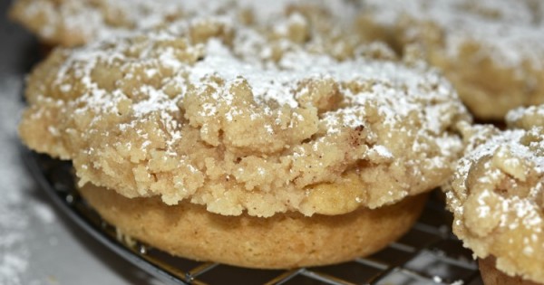 Crumb Cake Doughnut Muffins