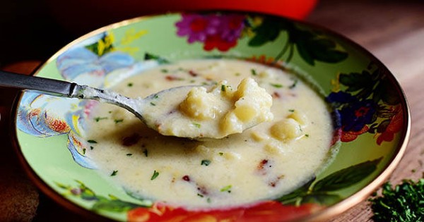 Cheesy Cauliflower Soup