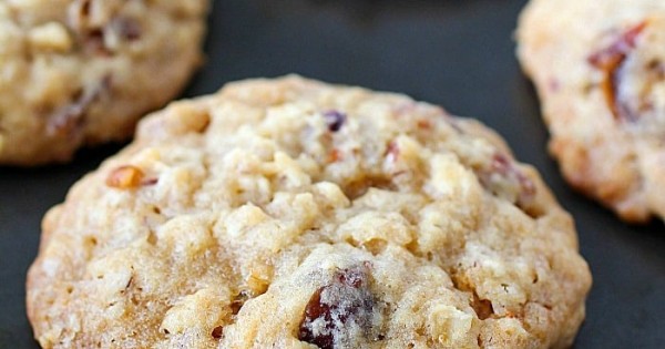 Soft & Chewy Oatmeal Date Cookies