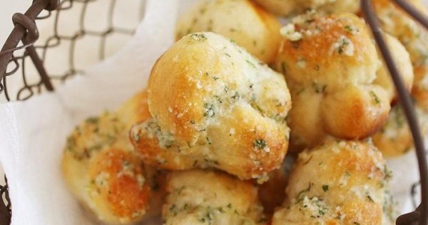 Quick and Easy Garlic Parmesan Knots