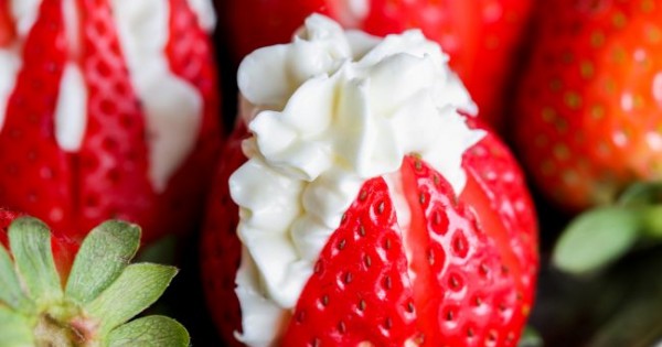 Cheesecake Stuffed Strawberries (Strawberry Blossoms)