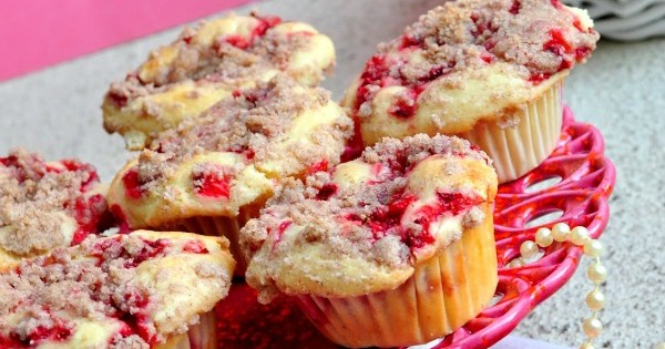 Strawberry Muffins with Cream Cheese filling and Streusel Topping
