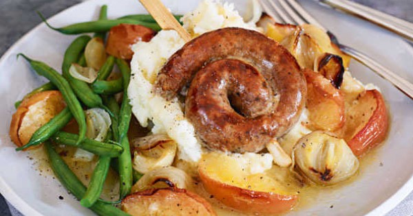 Sausage whirls with apples and mash