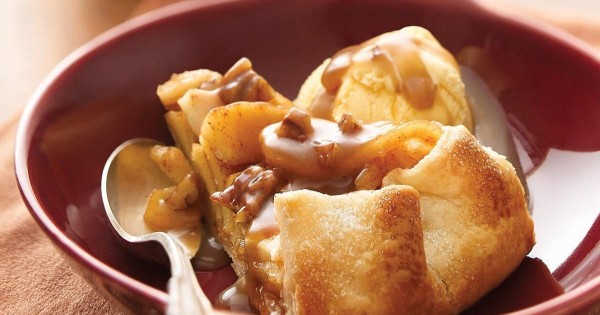 Cinnamon-Apple Pie with Caramel-Pecan Sauce