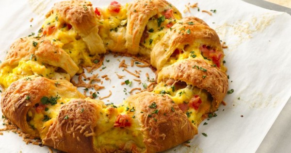 Bacon, Egg and Cheese Brunch Ring