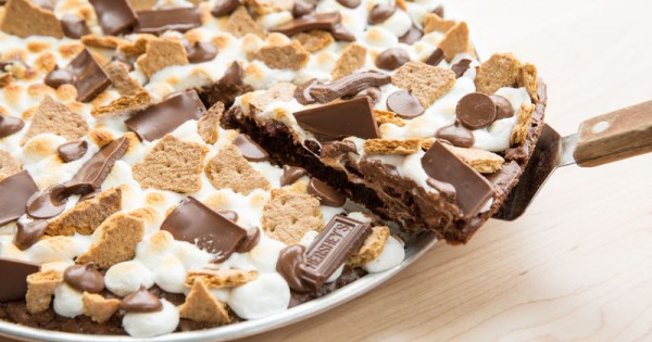 S’mores Brownie Pizza