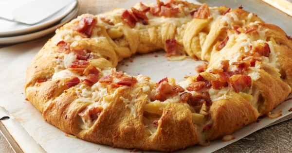 Chicken-Bacon Alfredo-Stuffed Crescent Ring