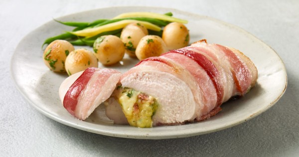 Chicken breast with basil and three cheeses, stuffed with Bacon