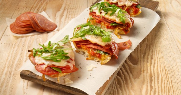 Ciabatta pizza with Amoré pepperoni, caramelized onions and arugula salad