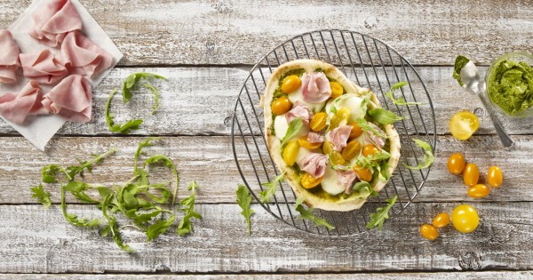 Gourmet Pesto Mozzarella Ham Pizza on Naan