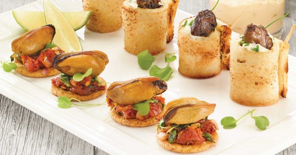 Smoked mussel bites with dried tomatoes and basil