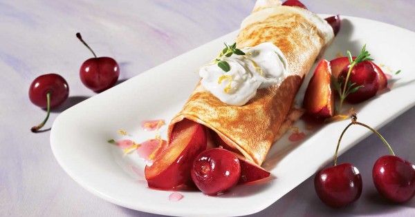 Fruit crêpes with cheese topping