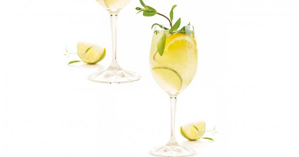 Summer stylin’ - White sangria