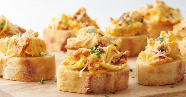 Spicy Bacon Artichoke Dip Crostini Cups
