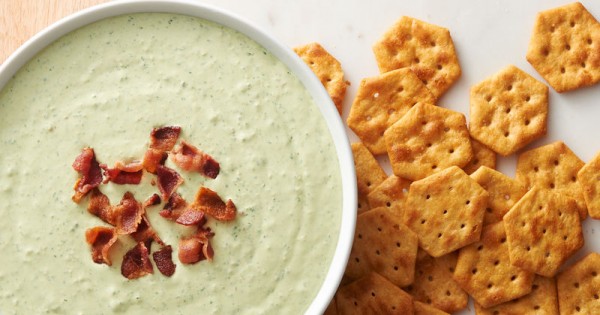 Creamy Bacon Spinach Artichoke Dip