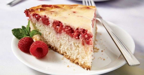 Yogurt and berry cake