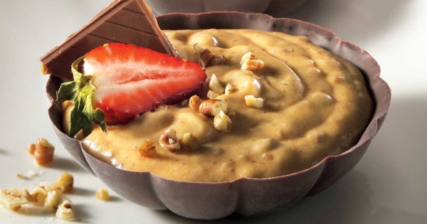 Crunchy butterscotch mousse in chocolate cups