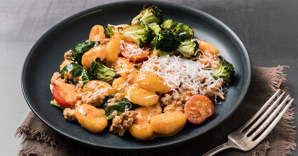 Gnocchi in rosé sauce with pork, spinach and grilled broccoli