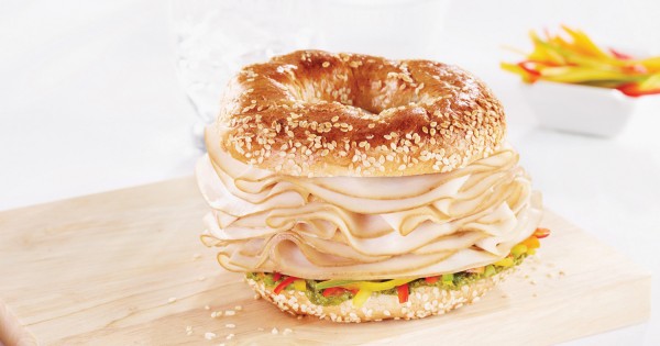 Bagel with smoked chicken breast, peppers and pesto