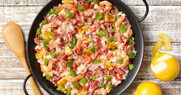 Caribbean paella, with smoked ham, shrimps and pineapple