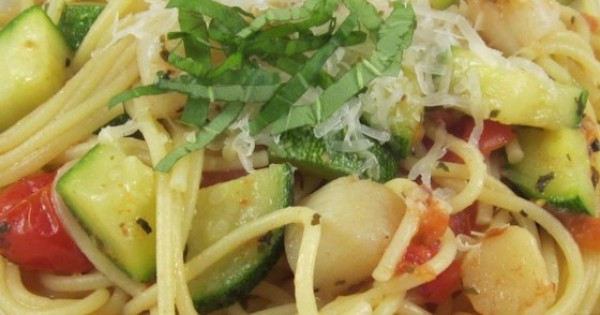 Pasta with Scallops, Zucchini, and Tomatoes