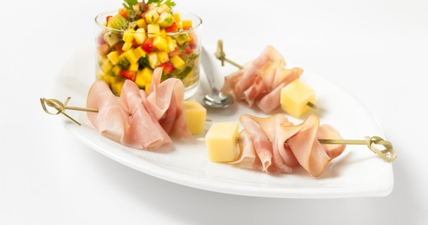 Ham and cheese mini brochettes with fruit salsa