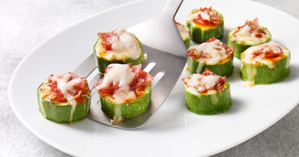 Zucchini pizza rounds with Amoré pepperoni