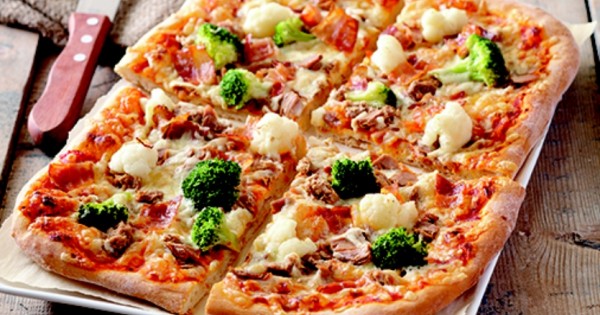 Tuna, vegetable and bacon pizza